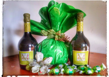 Panettone incarto verde accompagnato da prosecco Cru Val D’Oca.