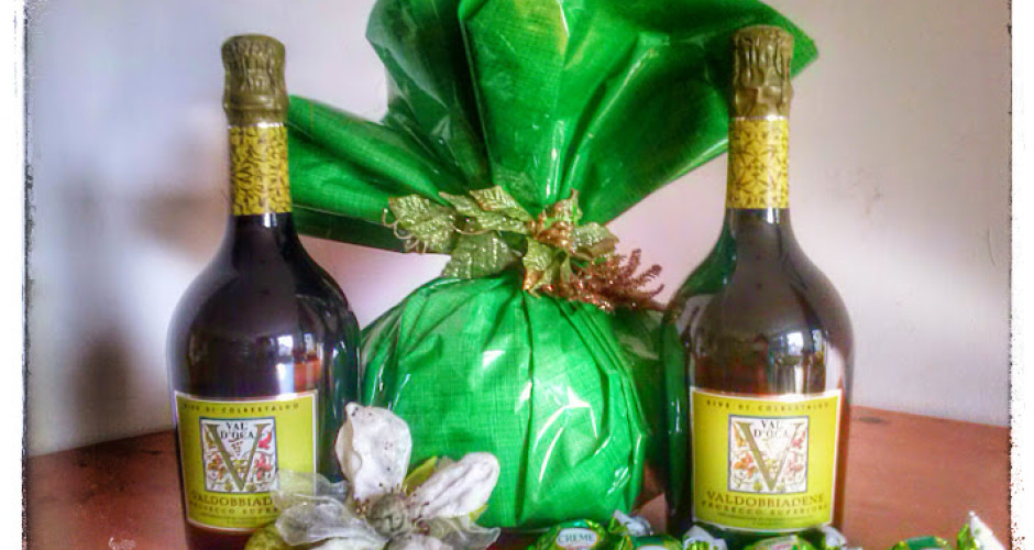 Panettone incarto verde accompagnato da prosecco Cru Val D’Oca.